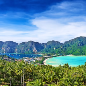 Luchtfoto van Koh Phi Phi met turquoise wateren, witte zandstranden en weelderige groene heuvels, een tropisch paradijs in Thailand