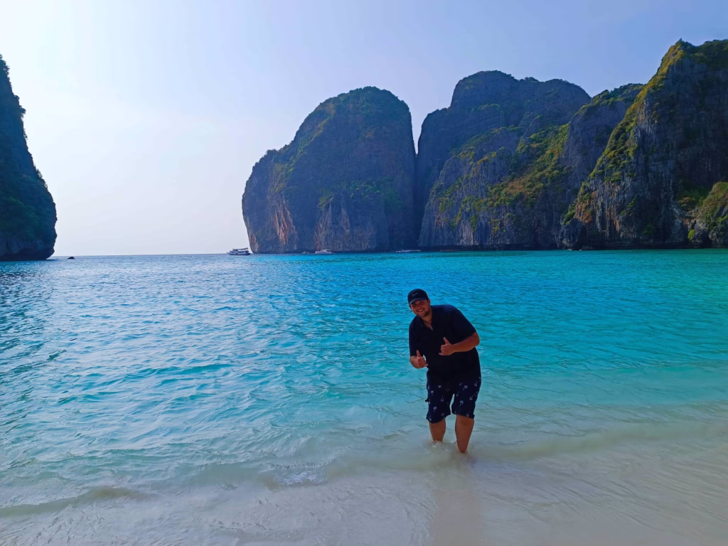 Adembenemend uitzicht op Maya Bay, Thailand, met turquoise water, witte zandstranden en omringende kalkstenen kliffen