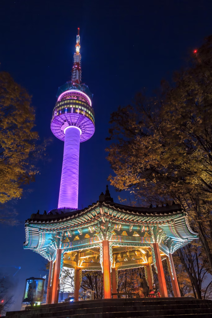 De Namsan Seoul Tower, gelegen op de Namsan-berg, met een panoramisch uitzicht over de skyline van Seoul, omringd door love locks.