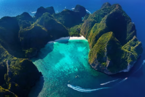 Koh Phi Phi, vanuit de lucht met helder blauw water en groene rotsen