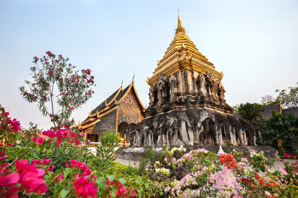hedi Chang Lom, Chiang Mai - Een historische stupa in Lanna-stijl, omringd door levensgrote olifantensculpturen, gelegen in Wat Chiang Man, de oudste tempel van Chiang Mai, Thailand.
